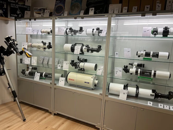 Regal mit Freizeitoptik: Ferngläser und Beobachtungsinstrumente